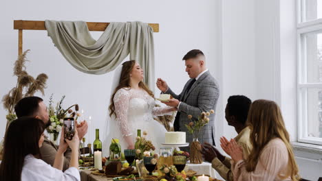 Pareja-De-Novios-Con-El-Postre-En-El-Banquete