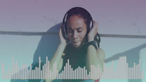 equalizador de música contra el primer plano de una mujer afroamericana con auriculares escuchando música