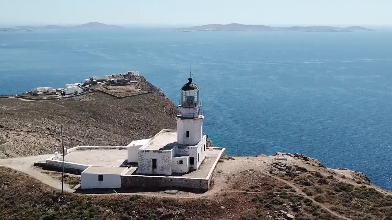 faro en la isla y la playa de mykonos grecia
