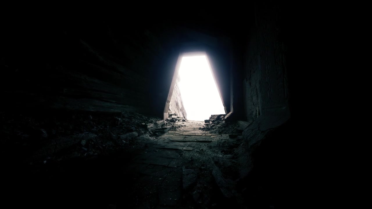 Paredes de pedra desmoronadas e a luz do dia resplandecente criam uma atmosfera arqueológica.