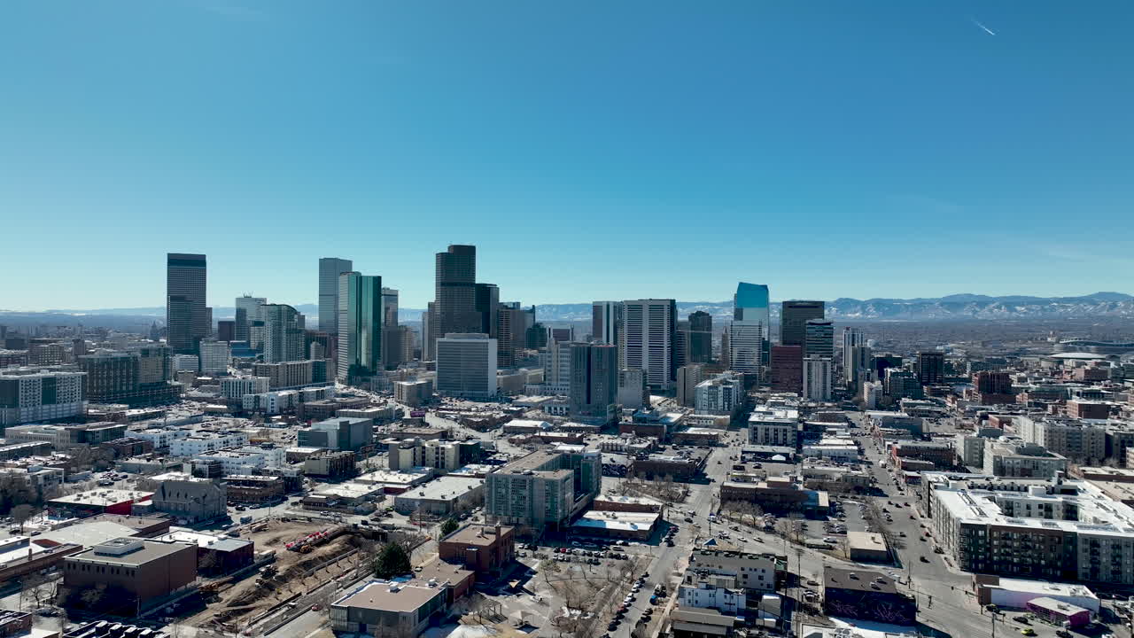 Ripresa con drone del centro di Denver, Colorado in una giornata di sole con sviluppi urbani a perdita d'occhio.