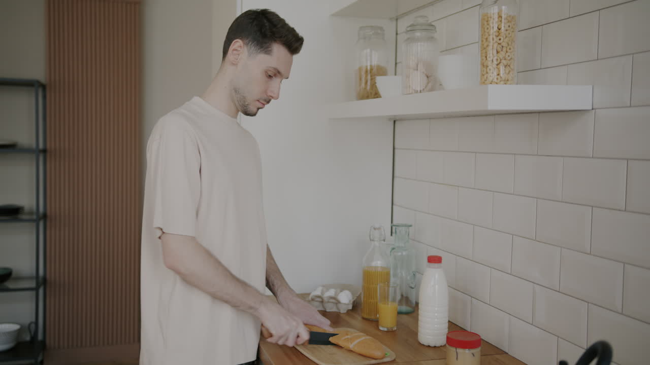 주방 에서 아침 식사 를 준비 하는 사람