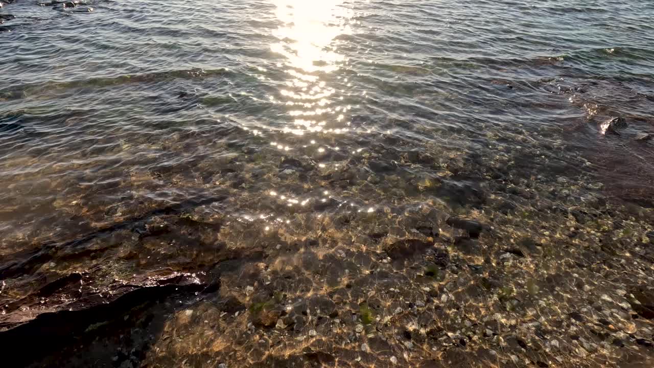 파도가 부드럽게 모래 해변을 고