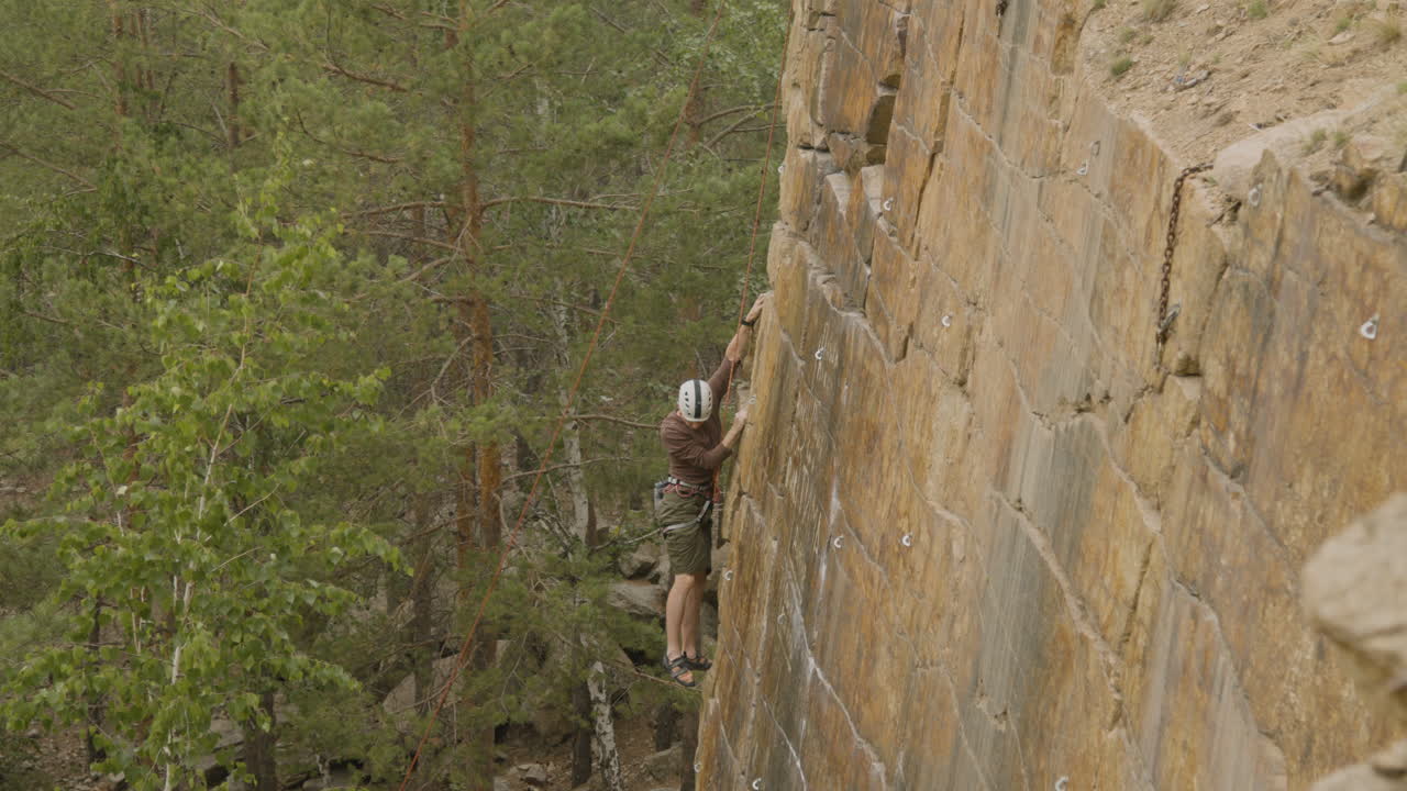 escalador en una roca de pared