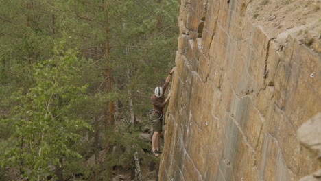 arrampicatore su una roccia a parete