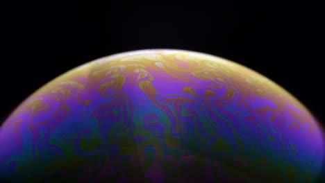 hermoso planeta burbuja arco iris en fondo negro -cerrar