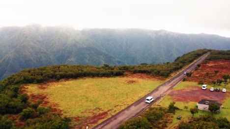 Vista-Aérea-De-Una-Furgoneta-Conduciendo-En-Lo-Alto-De-Las-Montañas-De-Madeira---Seguimiento,-Disparo-De-Drones