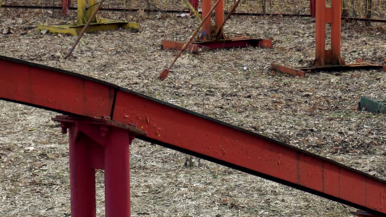 봄에 놀이 공원의 레일에서 가까운 액토리스트를 끌어당기는 다채로운 놀이공원은 야외에서 놀이 공원에서 레일에서 끌어당긴다.