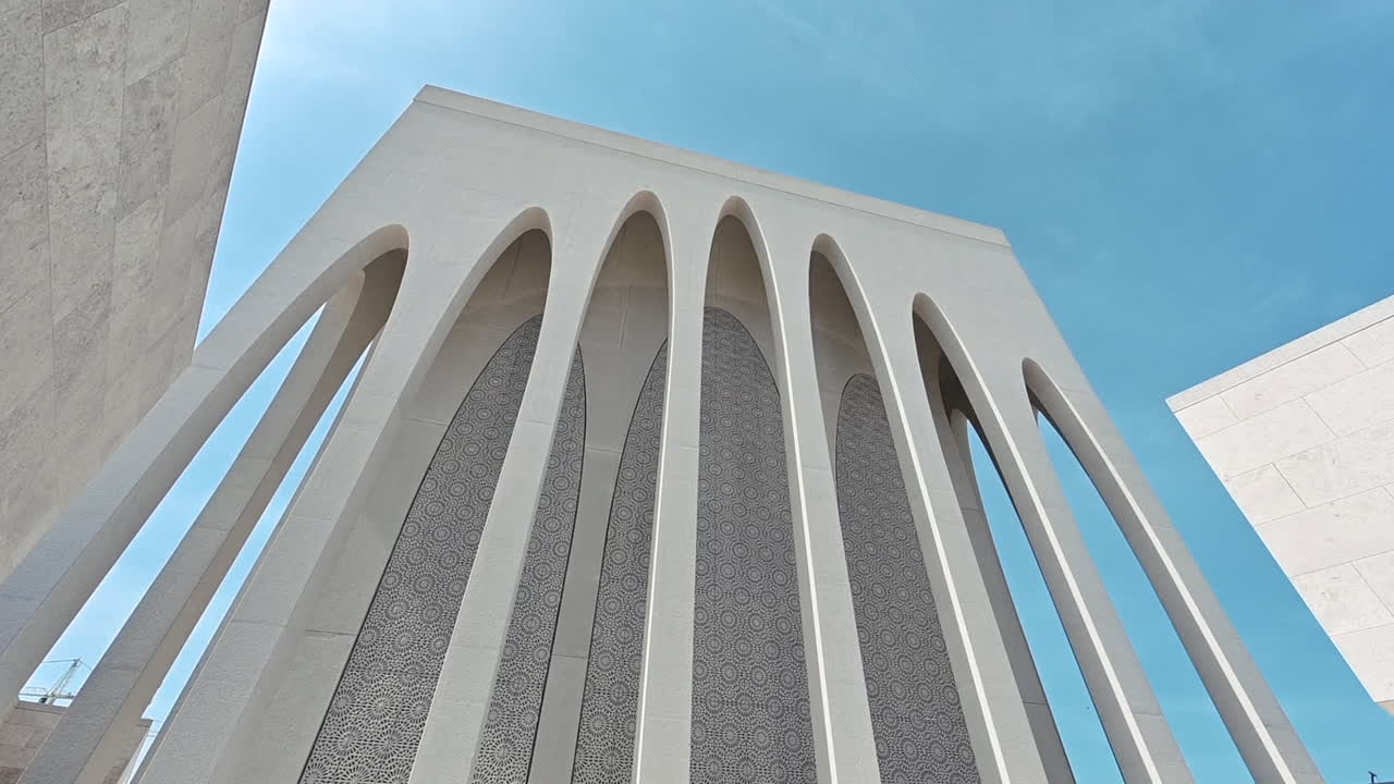 아부다비에 있는 아브라함 가문의 모스크 외부 모습