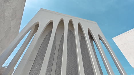 vista exterior de la mezquita de la casa de la familia abrahámica en abu dhabi
