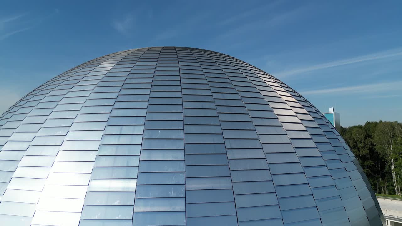 아름다운 여름 날, 푸른 하늘 아래 울창한 초록색, 풀, 나무로 둘러싸인 큰 별 관측소