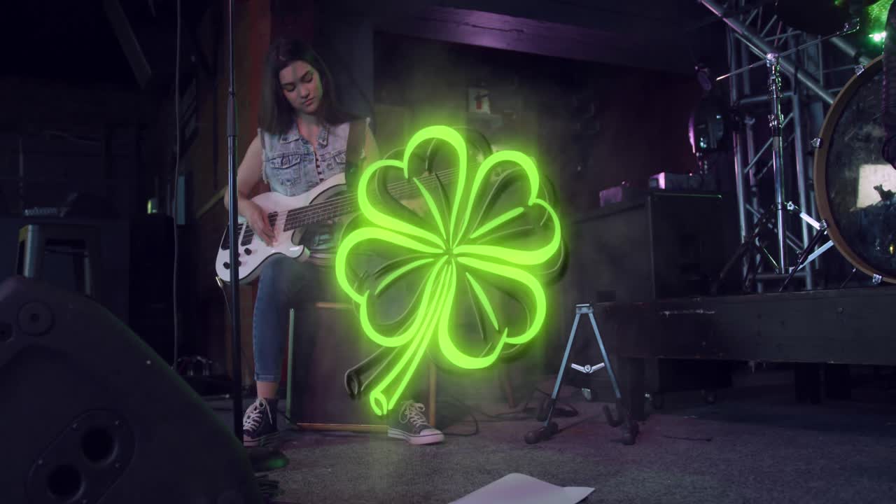 Animazione di un trifoglio verde al neon del giorno di San Patrizio su una donna che suona la chitarra sul palco