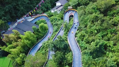 Toma-Aérea-De-Un-Dron-De-La-Pista-De-Carreras-De-Karts-Con-Curva-Cerrada-En-El-Parque-Temático,-Tonglu,-China