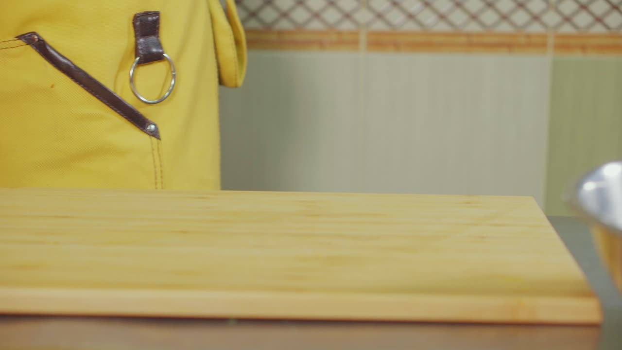 chef cortando un pimienta roja