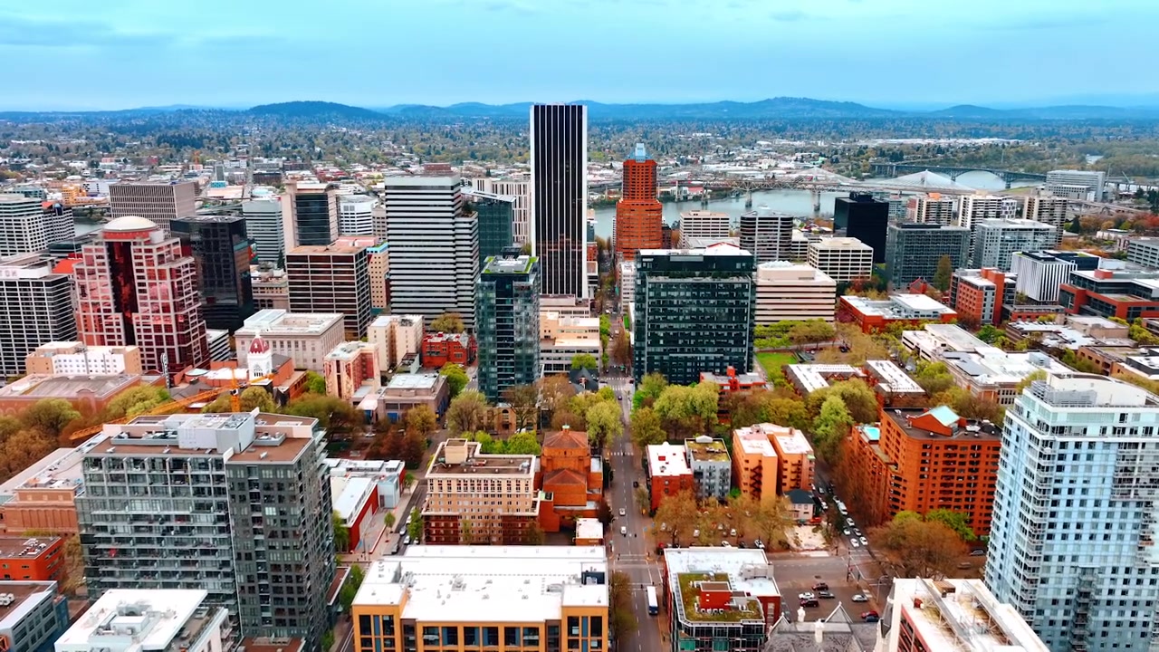 Varierte bygninger og mange trær i landskapet rundt Portland, Oregon, USA. Droneflyvning over bylandskapet på dagtid