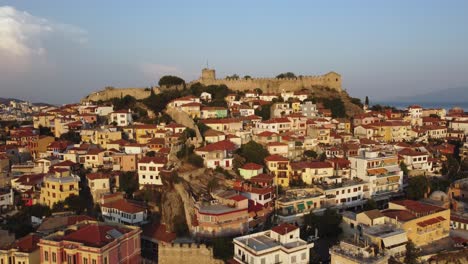 Luftaufnahmen-Ziehen-Sich-Zurück-Und-Enthüllen-Eine-Alte-Festung-Auf-Einem-Hügel-Mit-Traditioneller-Architektur-In-Kavala,-Griechenland