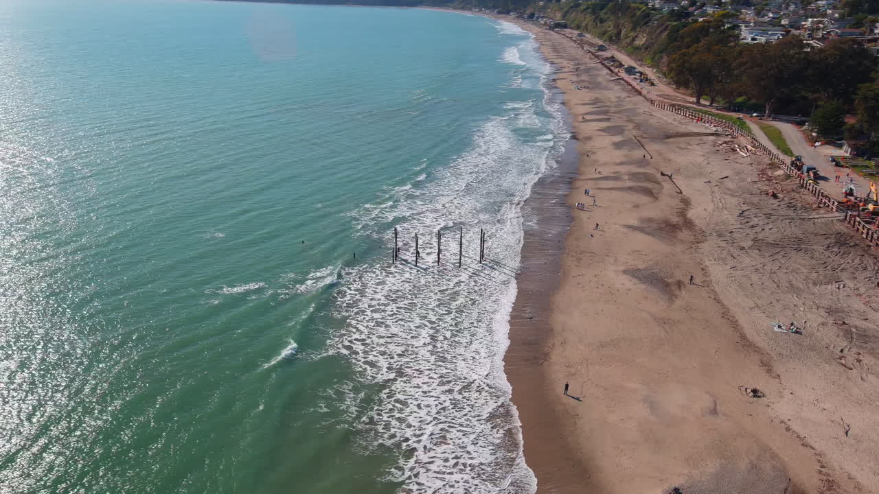 muelle de mar roto con naufragio en la costa de california, vista aérea