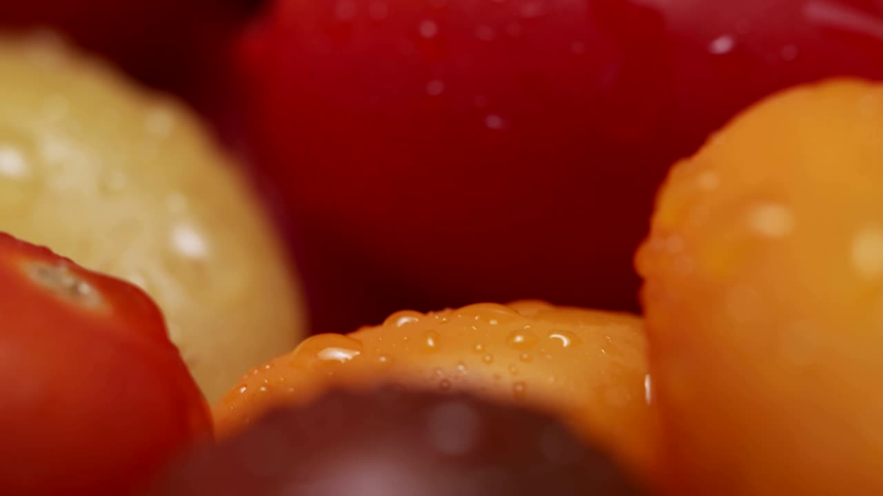 una mezcla de tomates de cereza de uva.