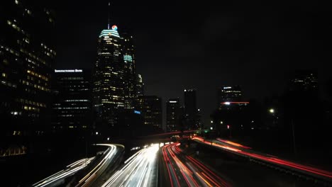 Centro-De-Los-ángeles-Paisaje-Urbano-Timelapse-Vida-Nocturna-Senderos-De-Semáforos-Desde-La-Conducción-De-Vehículos