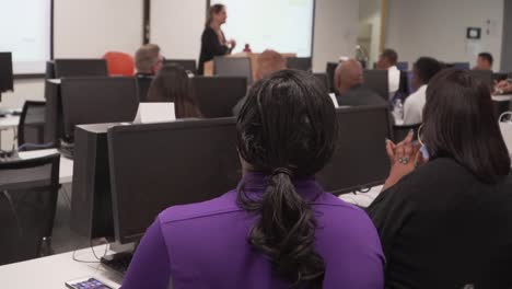 Estudiantes-Aprendiendo-En-La-Parte-Trasera-De-La-Sala-De-Conferencias