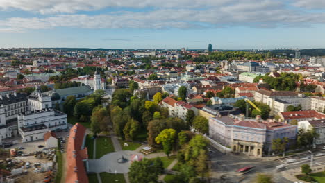 Hiperlapso-Aéreo-Del-Casco-Antiguo-De-Vilnius,-Lituania