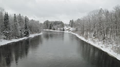 Vista-Desde-Un-Dron-Sobre-El-Río-Piscataquis-En-Invierno