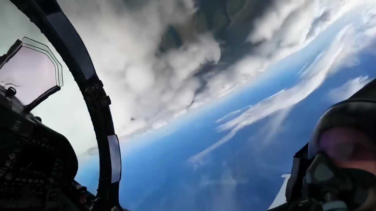 Visuale in prima persona dalla cabina di pilotaggio di un jet da combattimento che vola sopra le nuvole