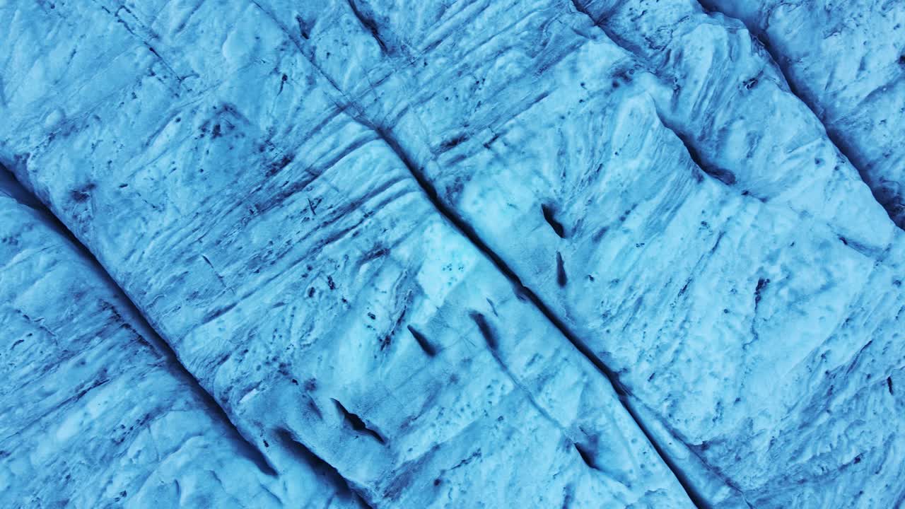 imágenes de drones de cerca de la superficie de los glaciares tunsbergdalsbreen en el parque nacional jostedalsbreen, noruega