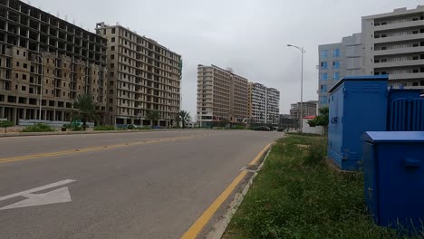 vista a lo largo de la carretera vacía junto a los desarrollos en el desarrollo de viviendas bahria en karachi