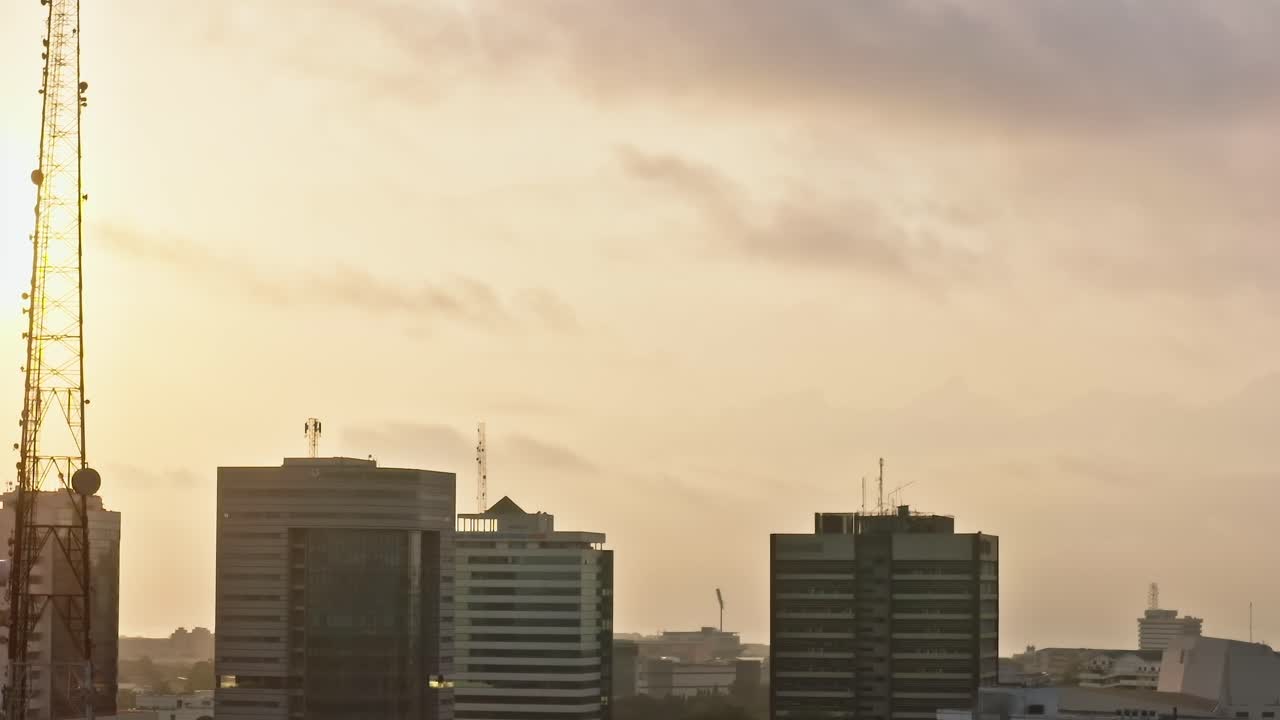 Atardecer sobre el horizonte de Accra, Ghana, durante las horas de la tarde