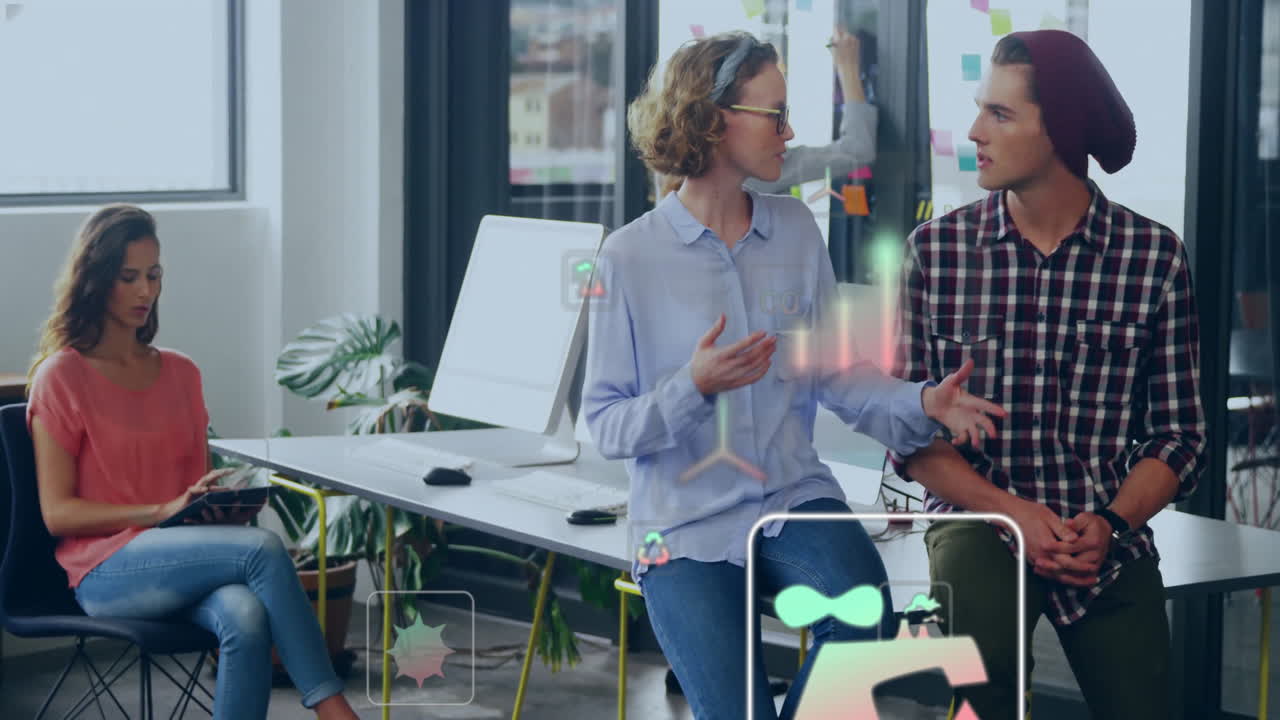 discutiendo el proyecto, colegas en una oficina moderna con visualización de datos animada por encima