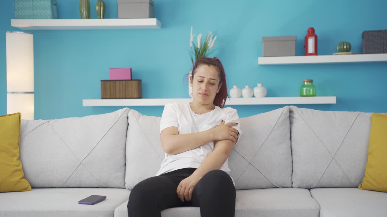 mujer solitaria y triste.