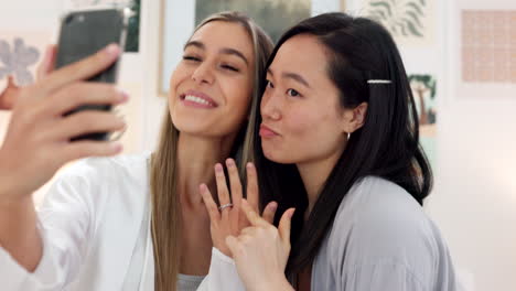 Friends-taking-selfie-with-a-phone-on-the-wedding