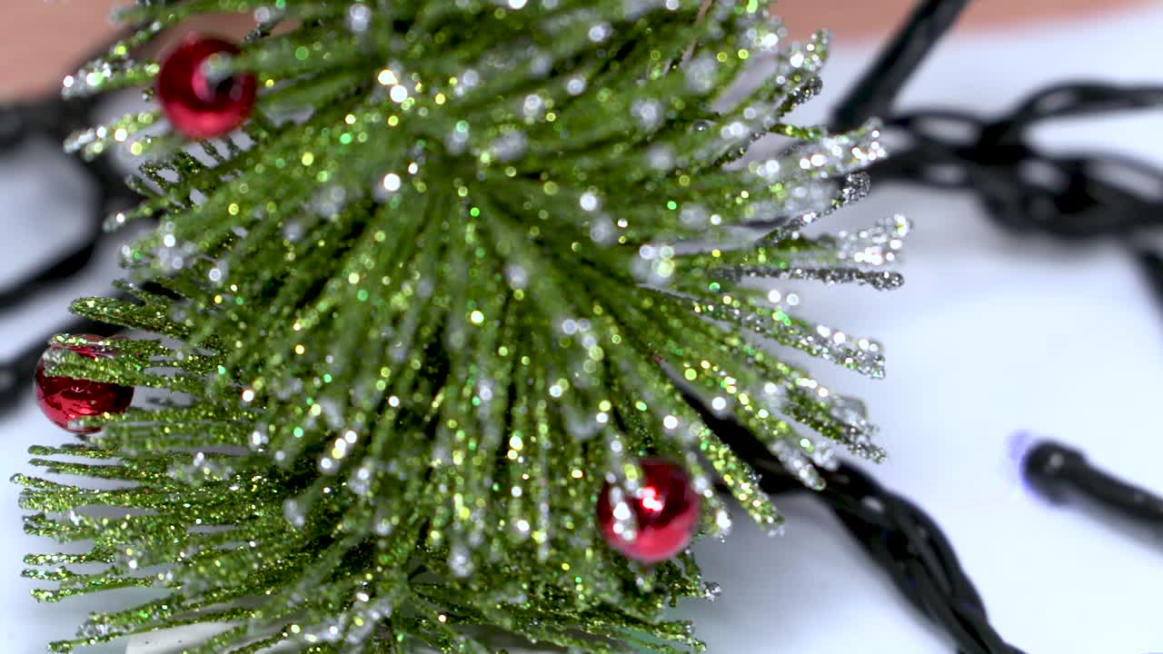 크리스마스 장식품과 조명