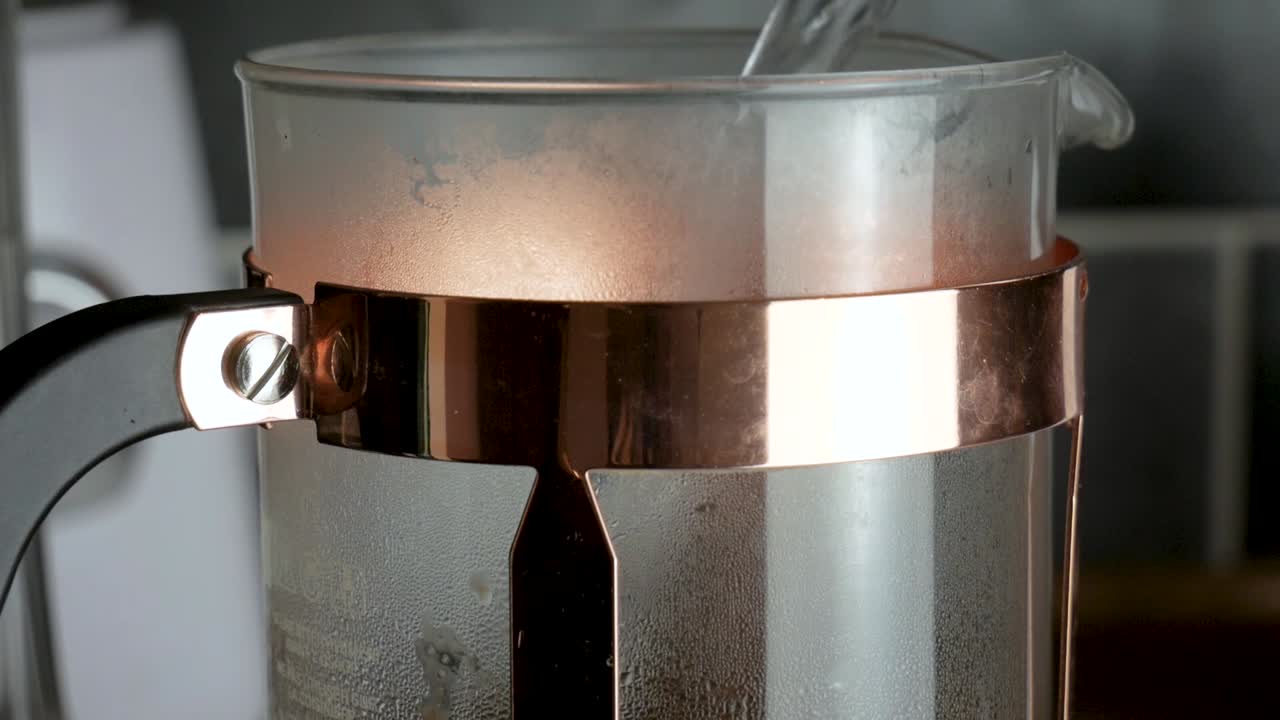 부엌에서 cafetiere의 클로즈업