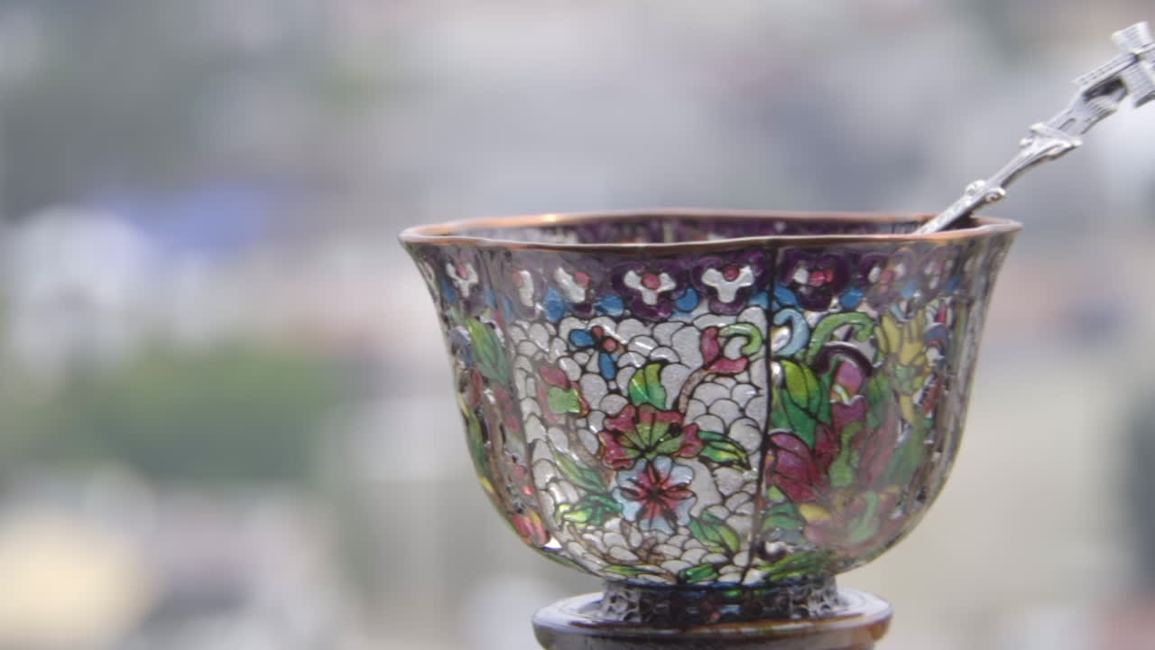 замедленная макросъемка крупным планом с параллаксом декоративной витражной чашки