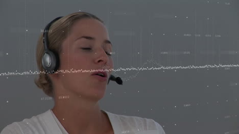 animación de estadísticas y procesamiento de datos sobre una mujer de negocios con auriculares de teléfono