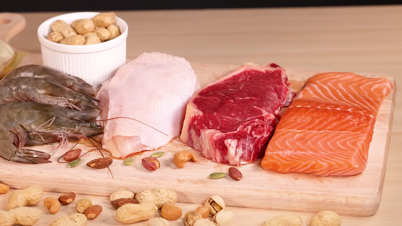 variedad de carnes, nueces y mariscos dispuestos juntos