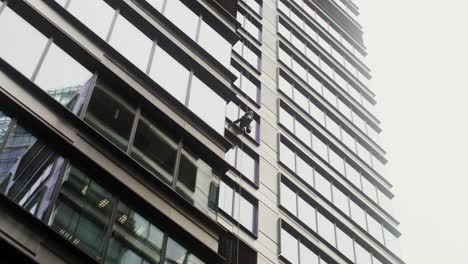 limpiador de ventanas en un edificio de gran altura