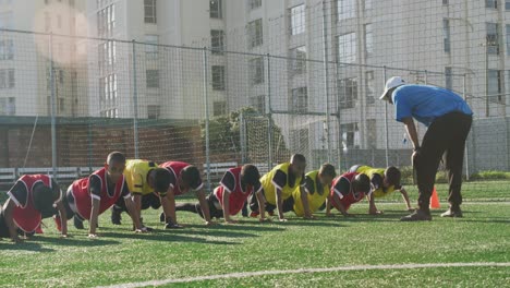 bambini di calcio che si esercitano in una giornata di sole