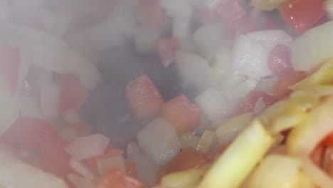 primer plano de un salteado de cebolla y pimiento rojo