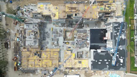 vista aérea del sitio de construcción con grúa y edificio