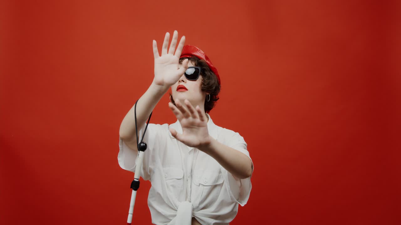 지이를 들고 있는 세련된 여자