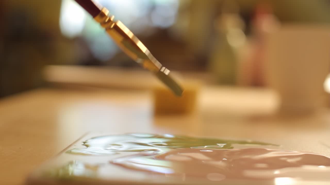 pintura fresca de dirección con un cepillo pequeño para pintar cerámica de alfarero