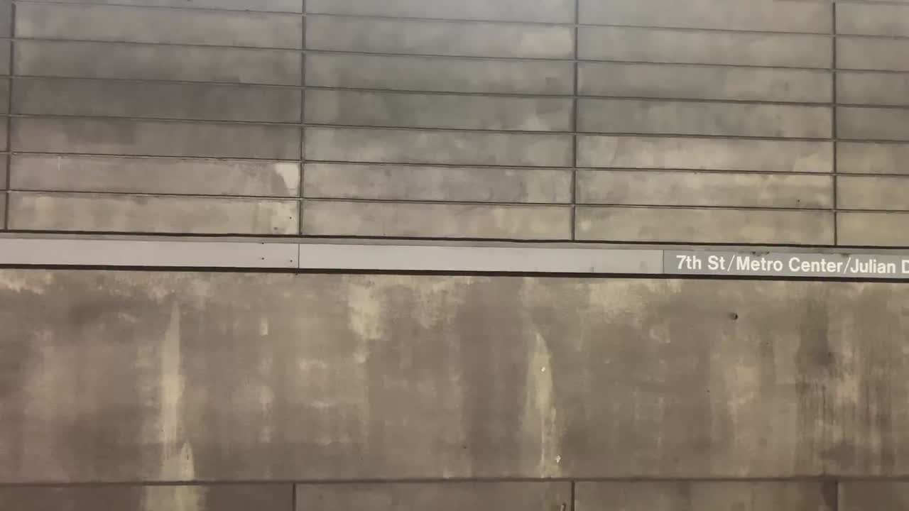 지하철 지하철 열차가 역에 도착하다