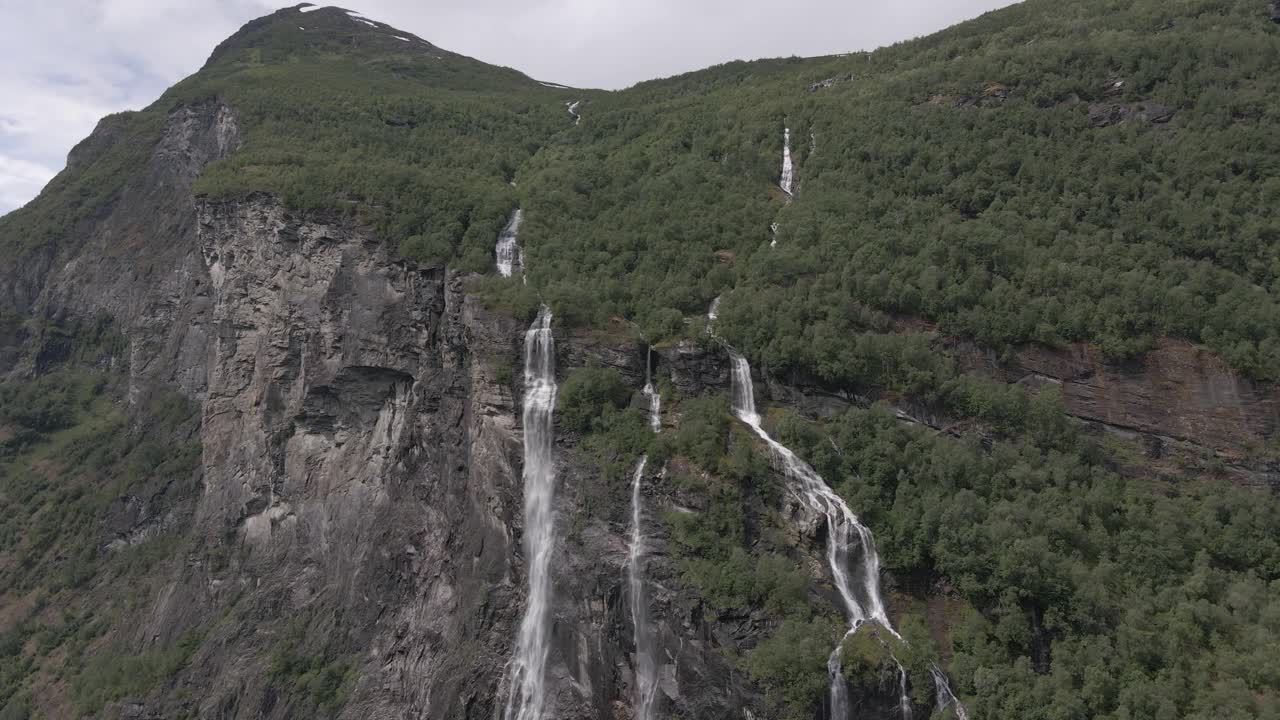 hermosa y lenta toma de drones de la cascada de las siete hermanas, fiordo de geiranger