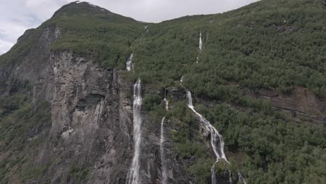 Schöne-Langsame-Drohnenaufnahme-Des-Wasserfalls-Der-Sieben-Schwestern,-Geirangerfjord