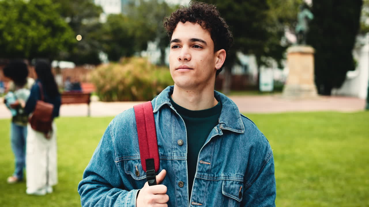 Estudiante sonriente en el campus