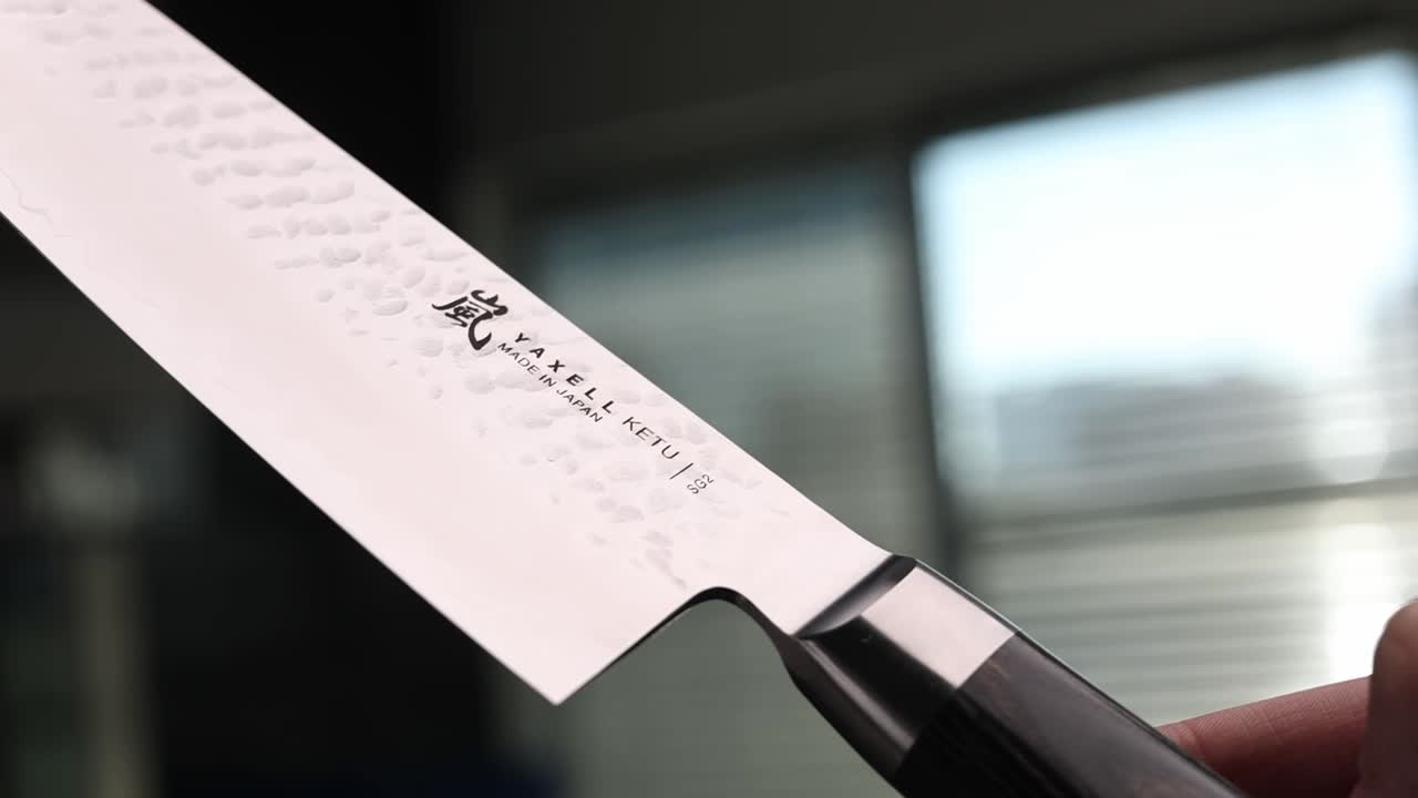 el cuchillo de yaxell ketsu en primer plano