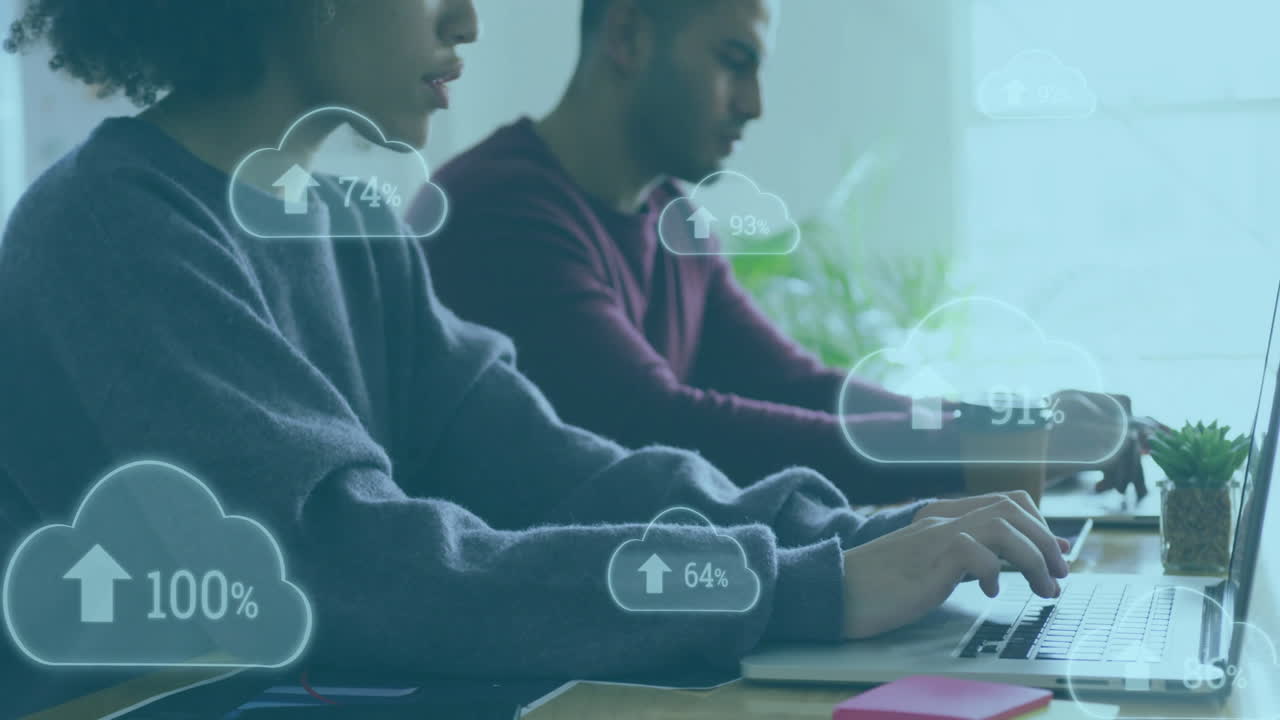 animación de nubes digitales con un porcentaje creciente sobre diversas personas de negocios en la oficina
